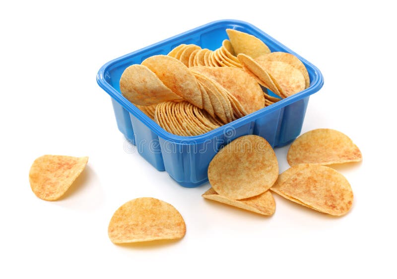 Placez des pommes chips d'or croquantes comme tas et dans la cuvette de céramique images stock Placez des pommes chips d'or croquantes comme tas et dans la cuvette de céramique images stock