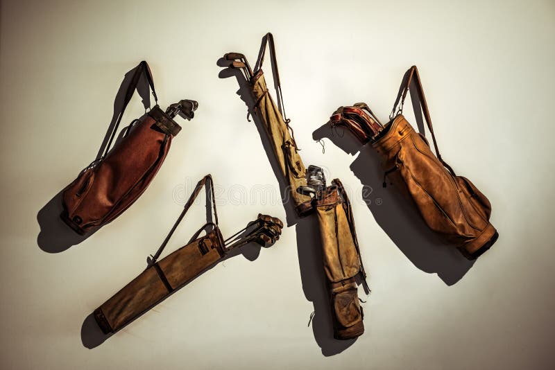Placez des vieux clubs de golf de cru dans le sac accrochant sur le mur photographie stock libre de droits Placez des vieux clubs de golf de cru dans le sac accrochant sur le mur photographie stock libre de droits