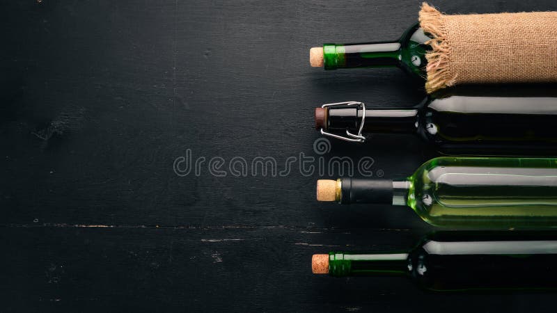 Placez du vin rouge et blanc en bouteilles et verres raisin Sur un fond en bois noir L'espace libre pour le texte image libre de droits Placez du vin rouge et blanc en bouteilles et verres raisin Sur un fond en bois noir L'espace libre pour le texte image libre de droits