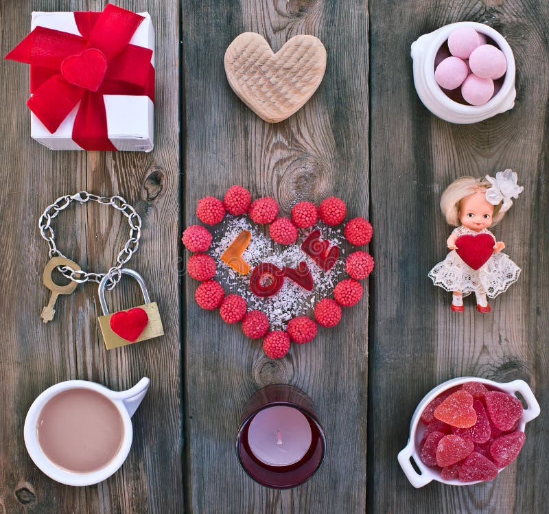 Amants De Carte De Tarot, Bonbons Au Chocolat, Coeur Et Symboles D'amour,  Fleurs De Lavande, Bougies Image stock - Image du objet, divination:  135672099