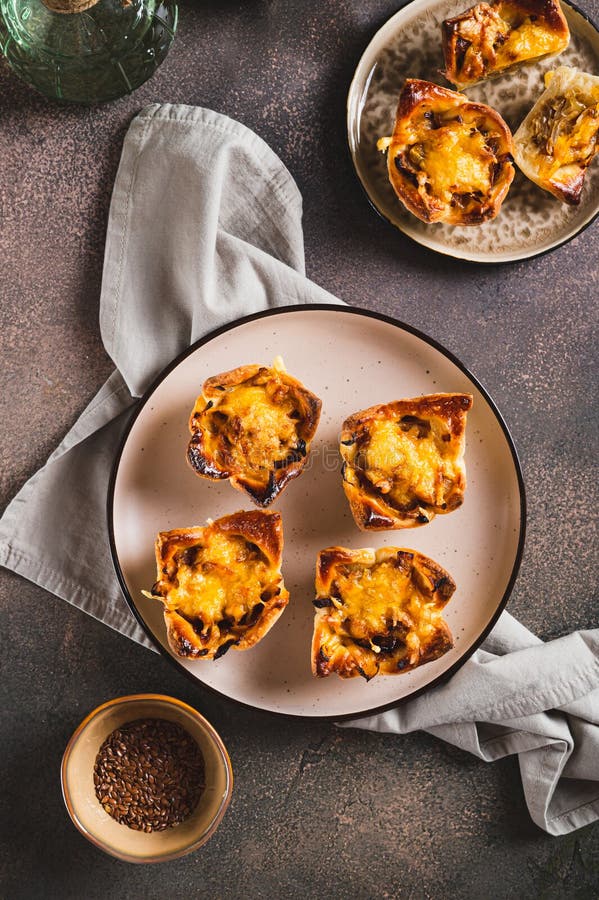 Placinte caramelizate de ceapa pe o farfurie pe masa de sus si vedere verticala stock photo