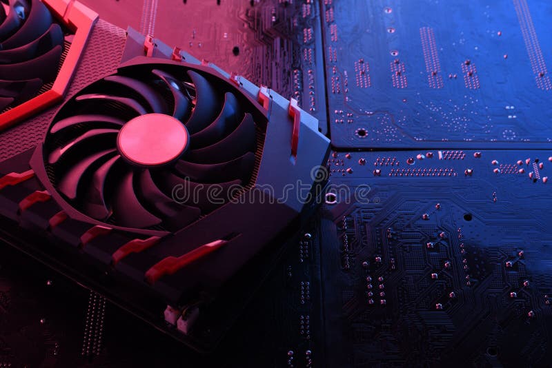 Placă grafică de jocuri pentru calculator cu placă grafică video cu două dispozitive de răcire pe fundalul plăcii de bază a plăcii stock photo