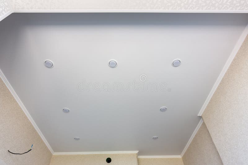 Plafond de bout droit dans la cuisine avec les projecteurs p?rim?tre-mont?s photos libres de droits Plafond de bout droit dans la cuisine avec les projecteurs p?rim?tre-mont?s photos libres de droits