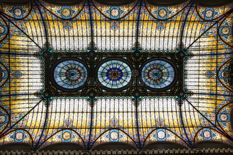 Plafond en verre souillé dans le lobby de l'hôtel de mamie de la ville du Mexique à Mexico, Mexique photos stock Plafond en verre souillé dans le lobby de l'hôtel de mamie de la ville du Mexique à Mexico, Mexique photos stock