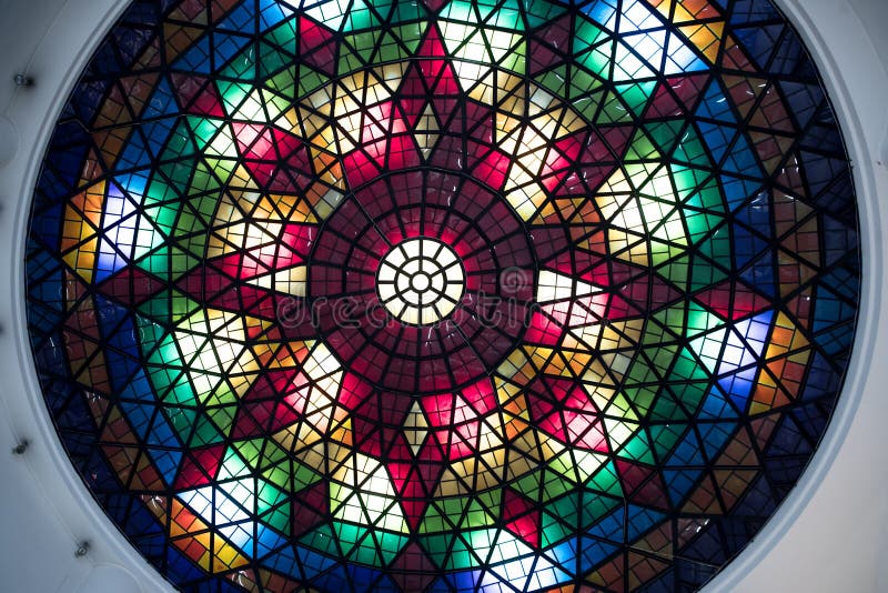Plafond en verre souillé de couleur sous forme de dôme photographie stock libre de droits Plafond en verre souillé de couleur sous forme de dôme photographie stock libre de droits