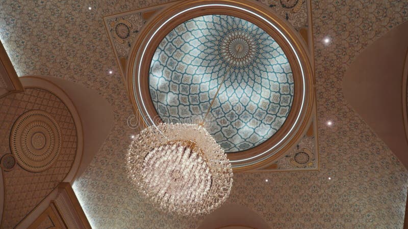 Plafond intérieur du palais présidentiel qasr al watan à abu dhabi uae banque de vidéos