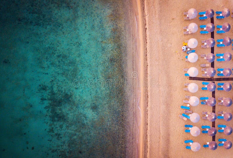 Plage avec des parapluies et la vue aérienne de lits pliants photographie stock Plage avec des parapluies et la vue aérienne de lits pliants photographie stock