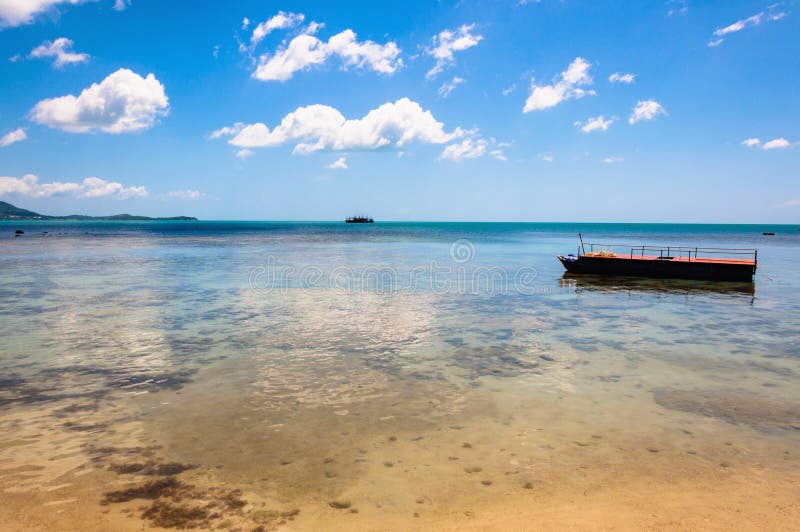 Plage, bateau et mer tropicaux d'azur en KOH Samui, Thaïlande image libre de droits Plage, bateau et mer tropicaux d'azur en KOH Samui, Thaïlande image libre de droits