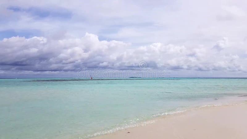 Plage blanche de sable de beauté étonnante, eau de turquoise et ciel bleu avec la vue blanche de nuages , Les Maldives Laps de te