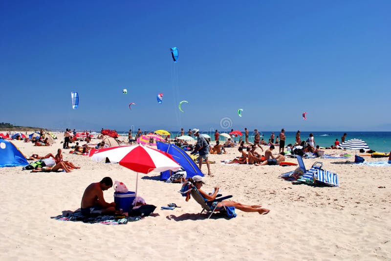 Plage blanche, ensoleillée, sablonneuse complètement des kitesurfers à Tarifa, Espagne photographie stock Plage blanche, ensoleillée, sablonneuse complètement des kitesurfers à Tarifa, Espagne photographie stock