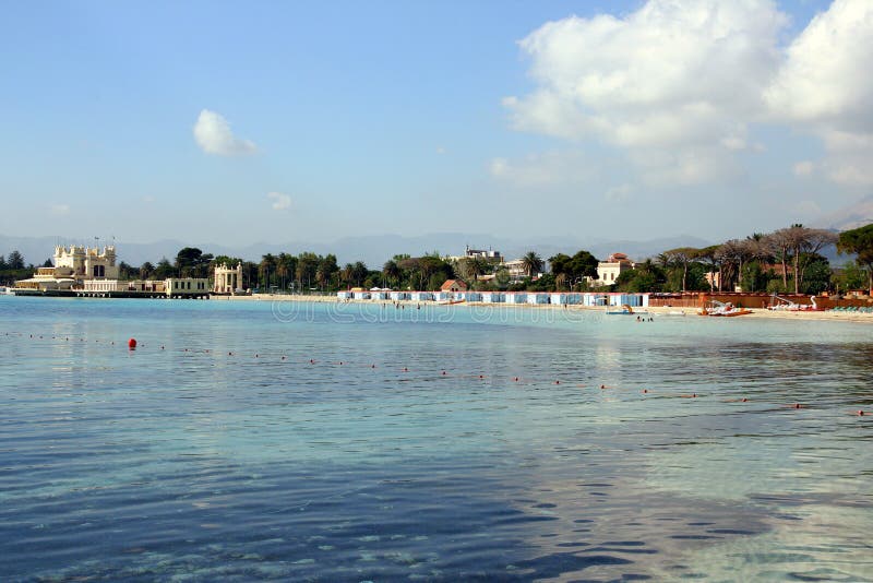 Plage bleue de mer et d'été, Italie image stock Plage bleue de mer et d'été, Italie image stock