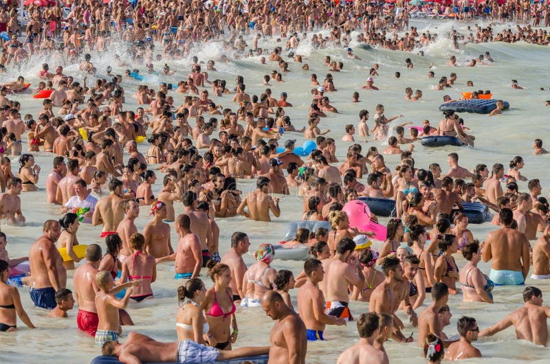 Plage complètement très serrée des personnes photographie stock libre de droits Plage complètement très serrée des personnes photographie stock libre de droits
