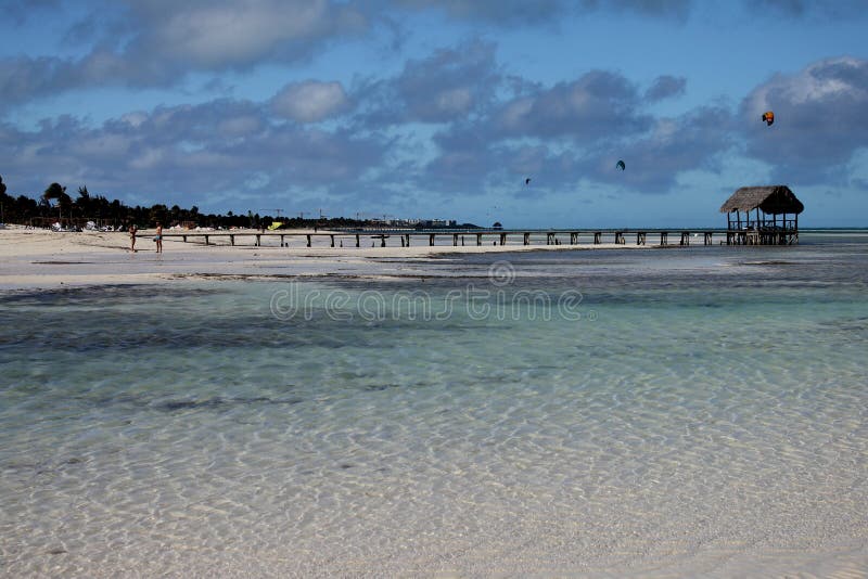 Plage cubaine Les eaux de turquoise, sable blanc et sports aquatiques photographie stock Plage cubaine Les eaux de turquoise, sable blanc et sports aquatiques photographie stock