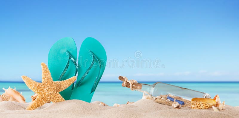 Vacances D'été - Accessoires De Plage Sur Le Bord De La Mer Photo stock -  Image du plage, paille: 116201562
