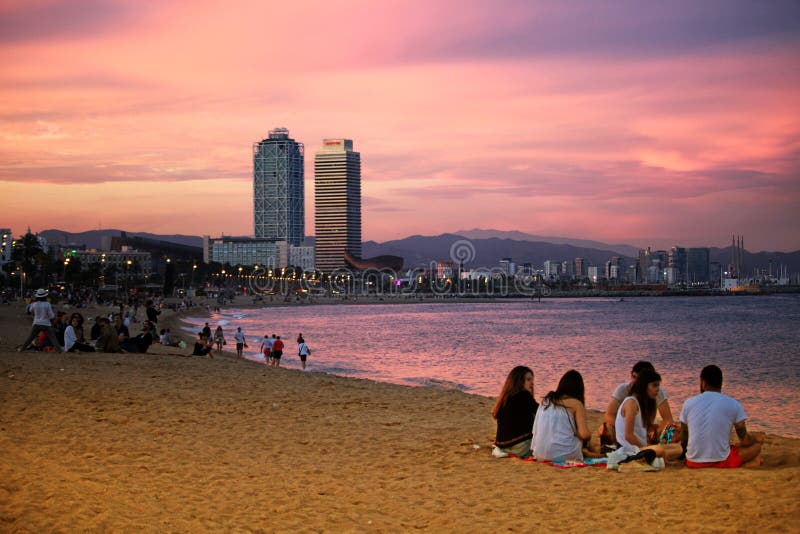 Plage de Barceloneta au coucher du soleil photo libre de droits Plage de Barceloneta au coucher du soleil photo libre de droits