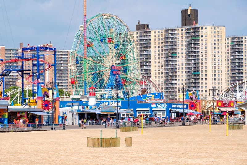 Plage de Coney Island et le parc d'attractions de Luna Park à New York photos libres de droits Plage de Coney Island et le parc d'attractions de Luna Park à New York photos libres de droits