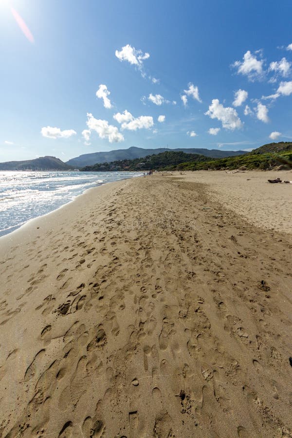 Plage de Feniglia dans l'empreinte de pas de la Toscane sur la plage photo stock Plage de Feniglia dans l'empreinte de pas de la Toscane sur la plage photo stock