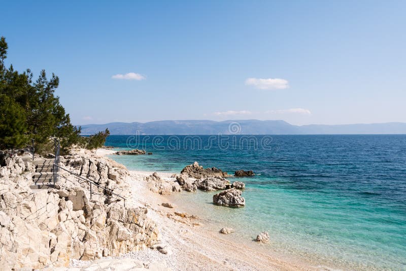 Plage de galets dans Rabac, région d'Istria, Croatie photos stock Plage de galets dans Rabac, région d'Istria, Croatie photos stock