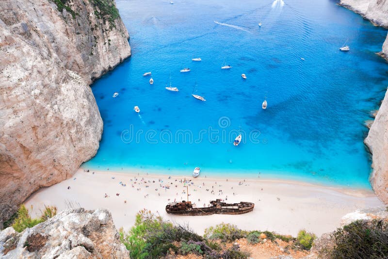 Plage de Navagio avec le naufrage sur l'île de Zakynthos en Grèce photographie stock libre de droits Plage de Navagio avec le naufrage sur l'île de Zakynthos en Grèce photographie stock libre de droits