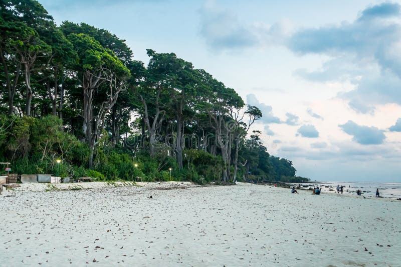Plage de Neil Island et ciel bleu avec les nuages blancs image stock Plage de Neil Island et ciel bleu avec les nuages blancs image stock