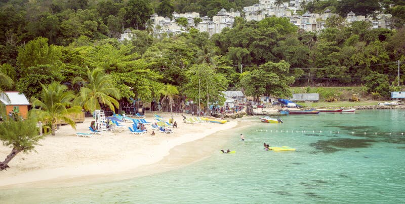 Plage de paradis dans Ocho Rios, île de la Jamaïque
