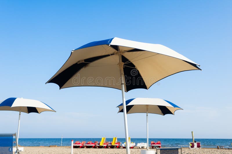 Plage de parapluie pour la détente et la plage réglée du soleil images stock Plage de parapluie pour la détente et la plage réglée du soleil images stock