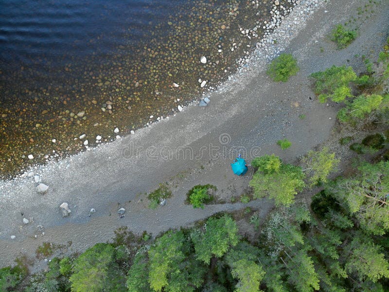 Plage de sable de la côte rocheuse avec la tente et le camping. Pierres sur le fond clair photo libre de droits