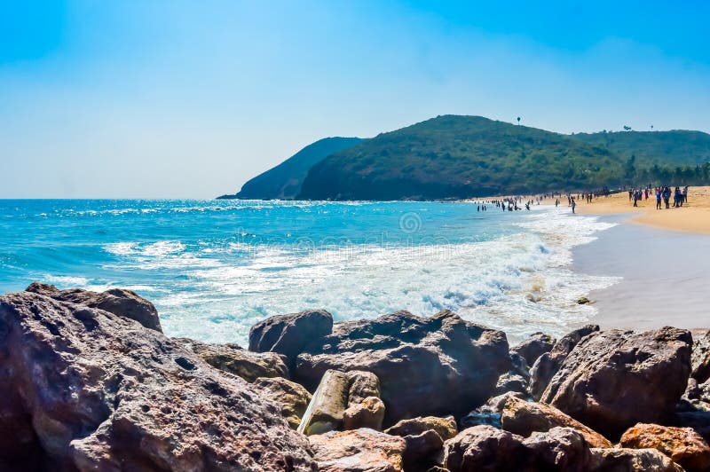 Plage de Yarada, Visakhapatnam, personnes de l'Inde le 10 décembre 2018 - détendant et appréciant en plage de Yarada La régio photo libre de droits Plage de Yarada, Visakhapatnam, personnes de l'Inde le 10 décembre 2018 - détendant et appréciant en plage de Yarada La régio photo libre de droits