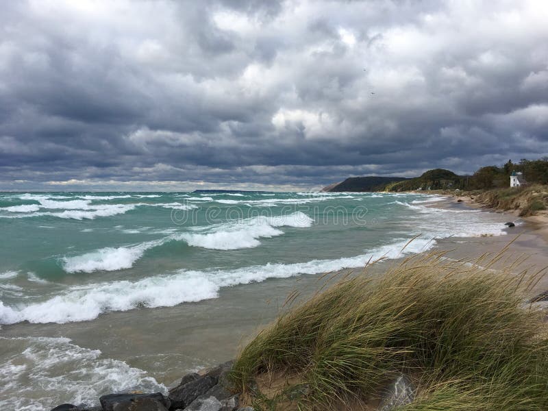 Plage et phare d'hiver sur le lac Michigan dans l'empire, MI ; Au bord du lac national de dunes d'ours de sommeil image stock Plage et phare d'hiver sur le lac Michigan dans l'empire, MI ; Au bord du lac national de dunes d'ours de sommeil image stock