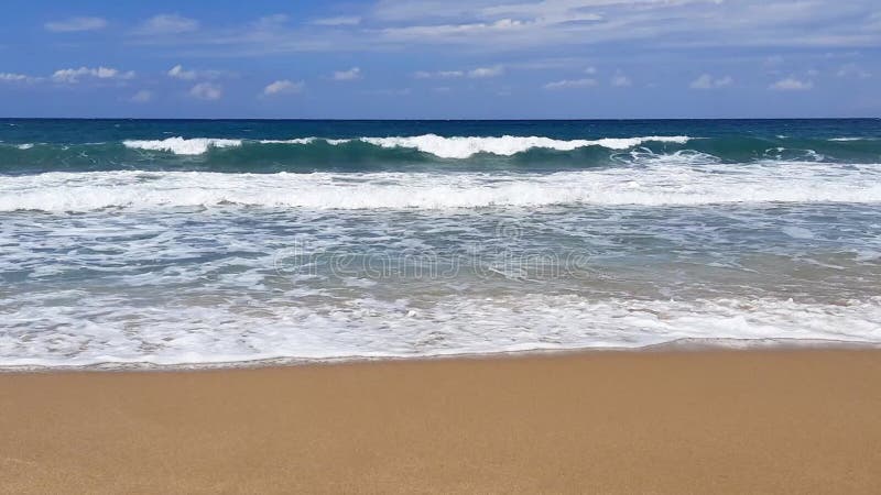 Plage mer vagues ciel. belle vue sur la mer en été. vidéo beach areahd banque de vidéos