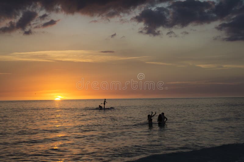 Plage principale de sièste à Sarasota, la Floride au coucher du soleil photo libre de droits Plage principale de sièste à Sarasota, la Floride au coucher du soleil photo libre de droits