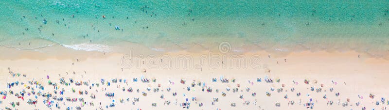 Plage publique serrée de vue aérienne avec les parapluies colorés, vue aérienne de plage sablonneuse avec des touristes nageant d photos stock