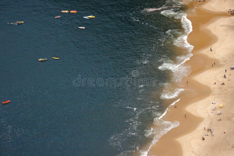 Plage rouge dans le voisinage d'Urca, Rio de Janeiro, Brésil photographie stock libre de droits Plage rouge dans le voisinage d'Urca, Rio de Janeiro, Brésil photographie stock libre de droits