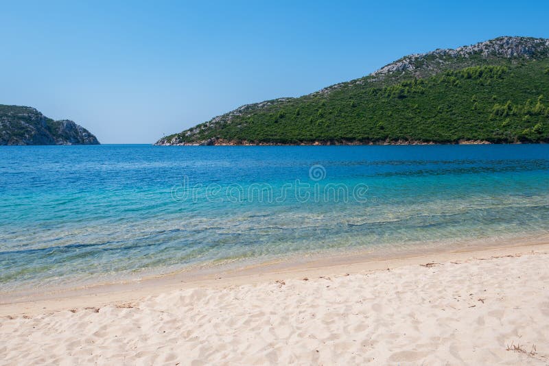 Plage sablonneuse dans une baie image libre de droits Plage sablonneuse dans une baie image libre de droits