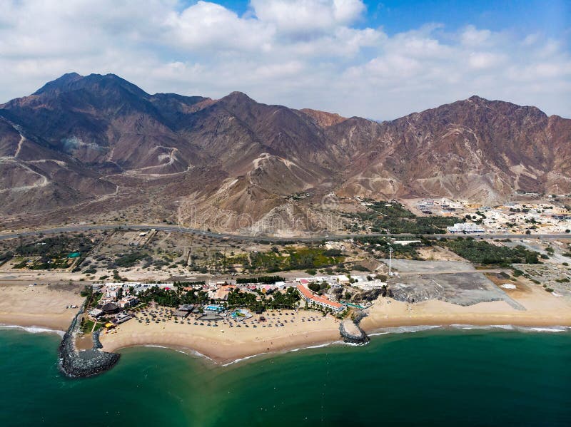 Plage sablonneuse du Foudjairah aux Emirats Arabes Unis image libre de droits Plage sablonneuse du Foudjairah aux Emirats Arabes Unis image libre de droits