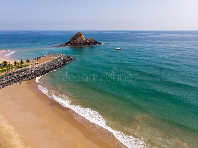 Plage sablonneuse du Foudjairah aux Emirats Arabes Unis images libres de droits Plage sablonneuse du Foudjairah aux Emirats Arabes Unis images libres de droits