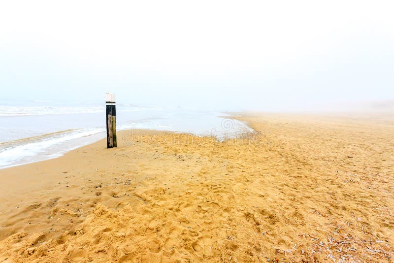 Plage sablonneuse sur l'île de Texel en brume l'Europe, Pays-Bas de matin image stock Plage sablonneuse sur l'île de Texel en brume l'Europe, Pays-Bas de matin image stock