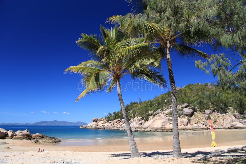 Plage sablonneuse sur l'île magnétique, Queensland, Australie photo stock Plage sablonneuse sur l'île magnétique, Queensland, Australie photo stock