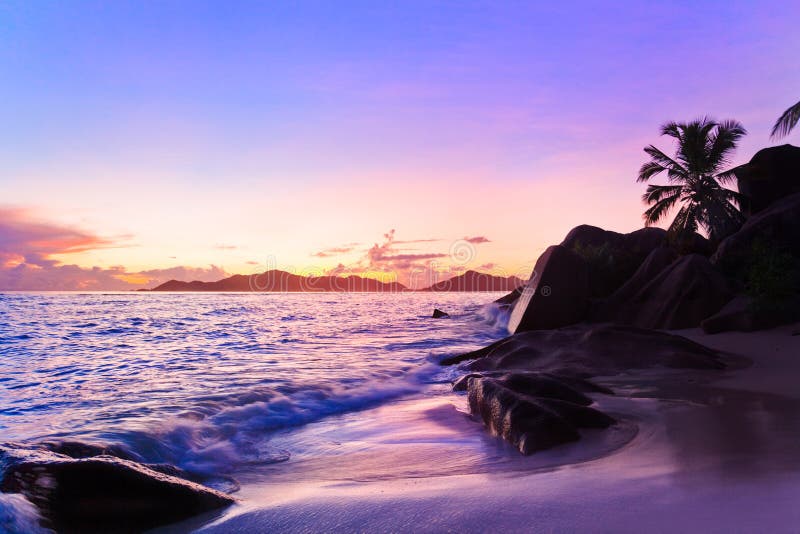 Plage tropicale au coucher du soleil image stock Plage tropicale au coucher du soleil image stock