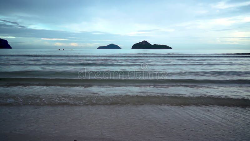 Plage tropicale de détente de paradis de paysage marin de sable blanc et île dans la mer