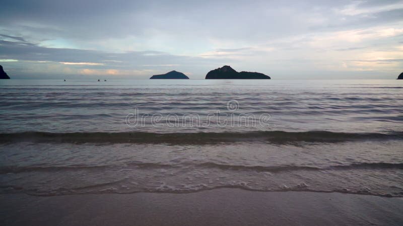 Plage tropicale de détente de paradis de paysage marin de sable blanc et île dans la mer