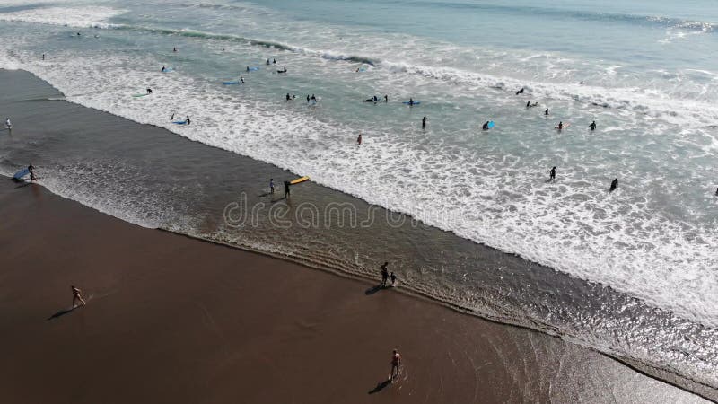Plage à bali indonesia. ville de badung. eau de mer et touristes en arrière-plan. spot populaire auprès des touristes et des locau banque de vidéos