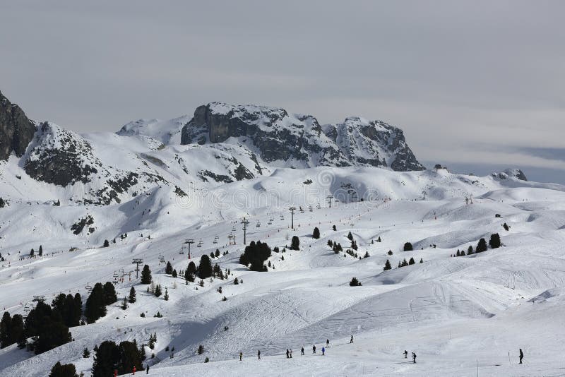 Una foto de centro, en estación de esquí de, Francia.