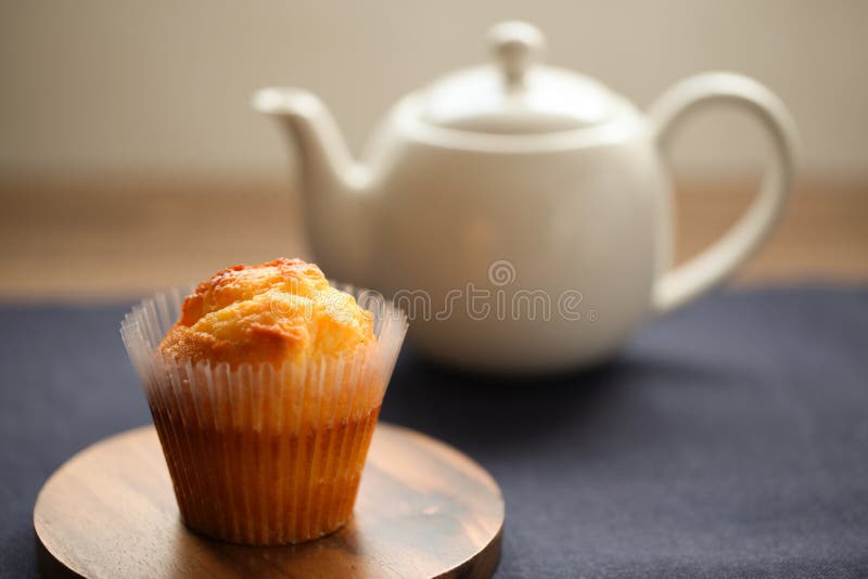 plain cupcake muffin on table royalty free stock images plain cupcake muffin on table royalty free stock images