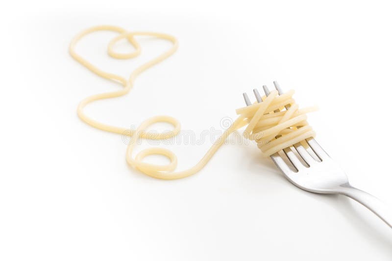 Plain a massa cozinhada dos espaguetes na forquilha com forma do coração, no fundo branco foto de stock Plain a massa cozinhada dos espaguetes na forquilha com forma do coração, no fundo branco foto de stock