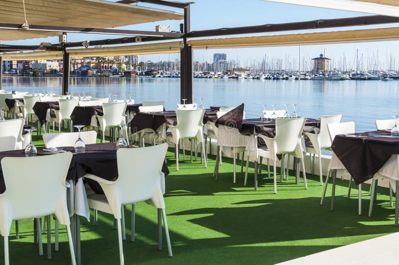 plaisance de tables servie par restaurant de club de plage photographie stock libre de droits plaisance de tables servie par restaurant de club de plage photographie stock libre de droits