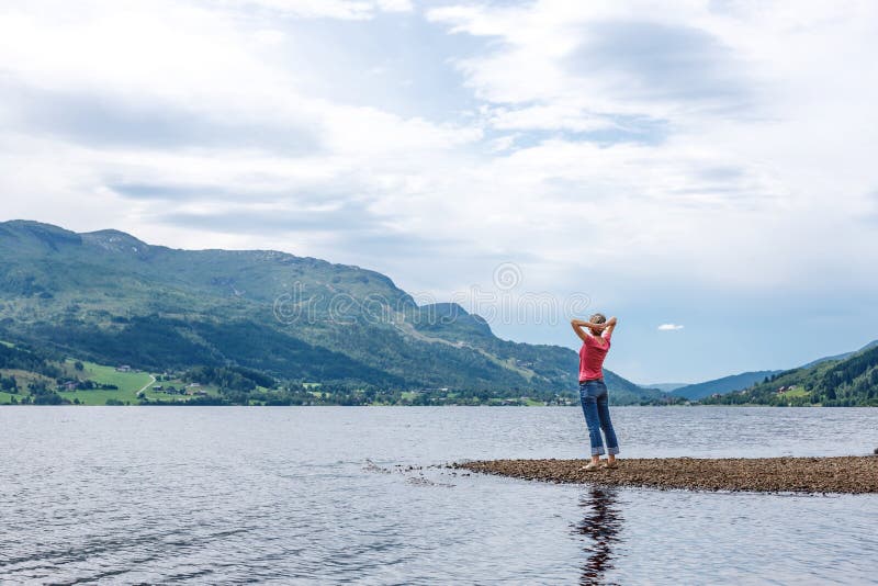 Plaisir - femme heureuse libre appréciant le paysage images libres de droits Plaisir - femme heureuse libre appréciant le paysage images libres de droits