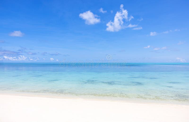 Plaja tropicala cu nisip alb si ocean albastru cu apa cristalina. royalty free stock photo