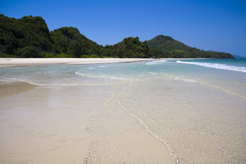Plajă albă tropicală și apă limpede cristalină royalty free stock photo