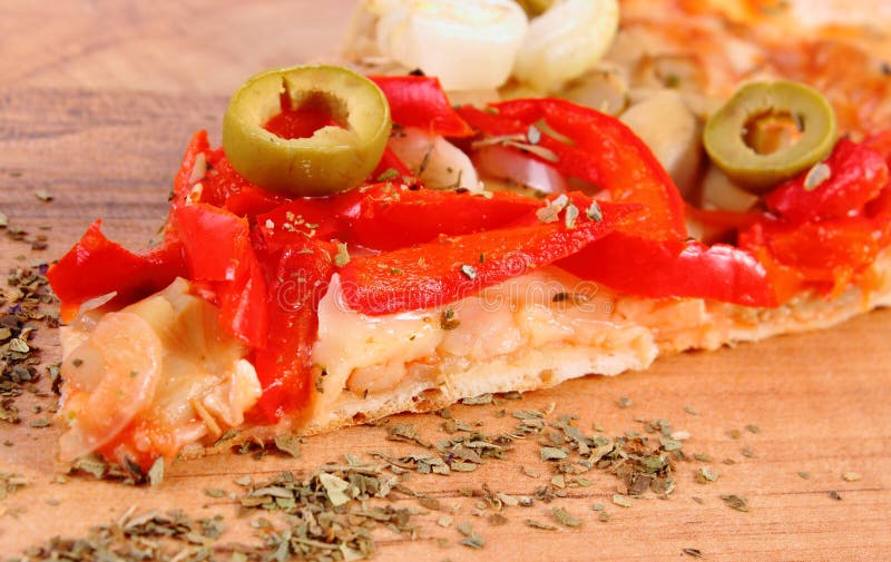 Plak van vegetarisch pizza en kruiden op houten oppervlakte royalty-vrije stock foto Plak van vegetarisch pizza en kruiden op houten oppervlakte royalty-vrije stock foto